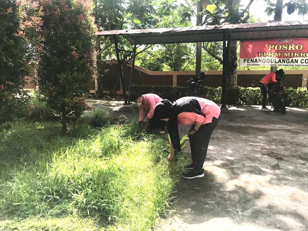 "Clean Up" atau Kegiatan Membersihkan Kantor Lurah Kotabaru