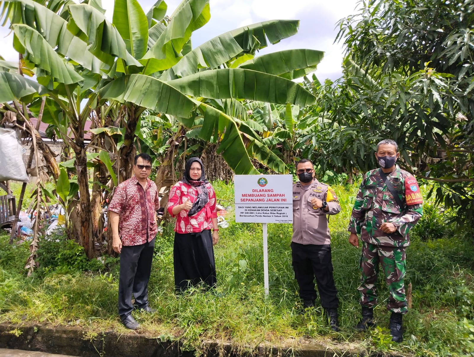 Pemasangan Plang Pelarangan Buang Sampah