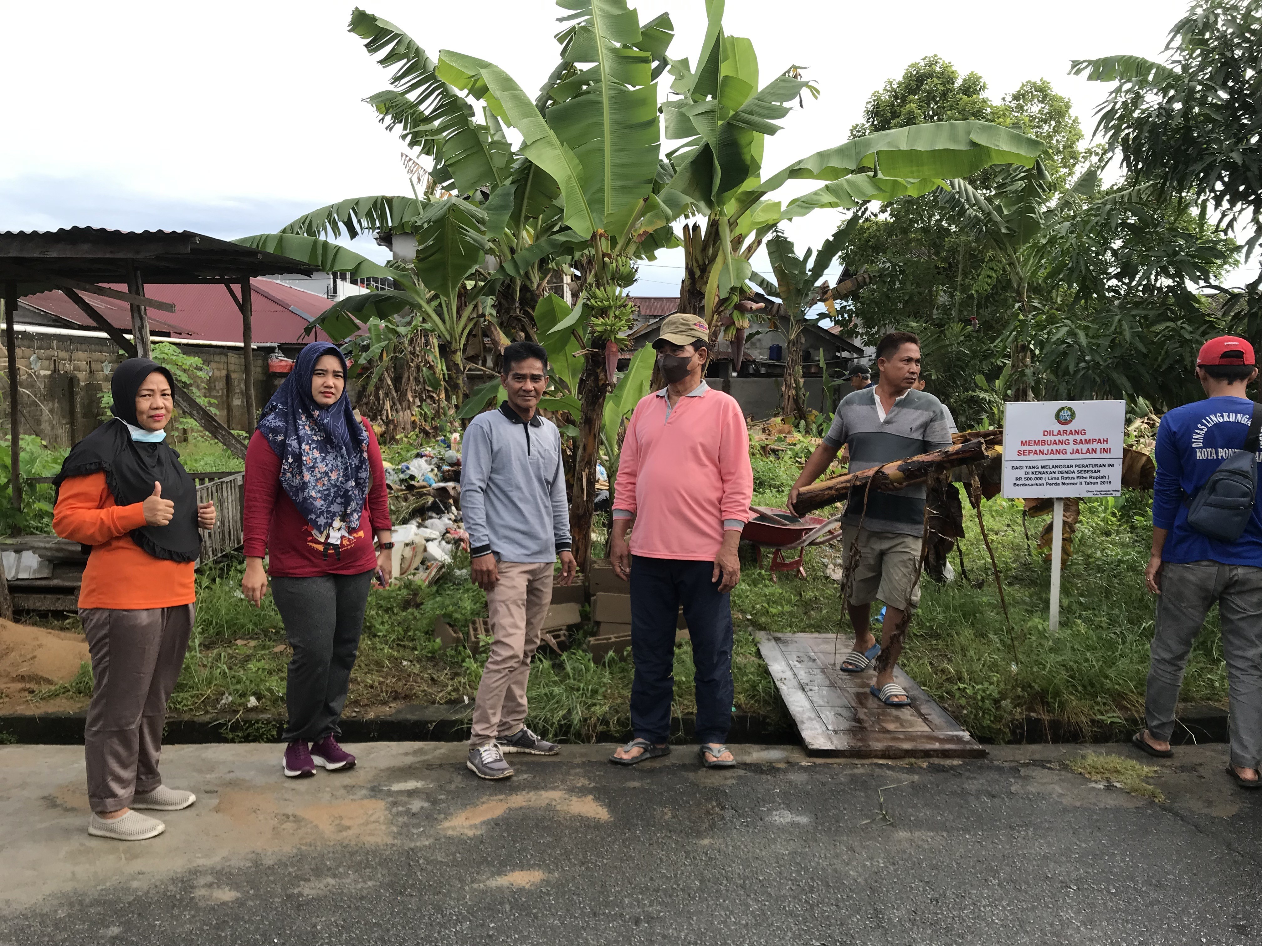 Gotong Royong Membersihkan Tumpukan Sampah